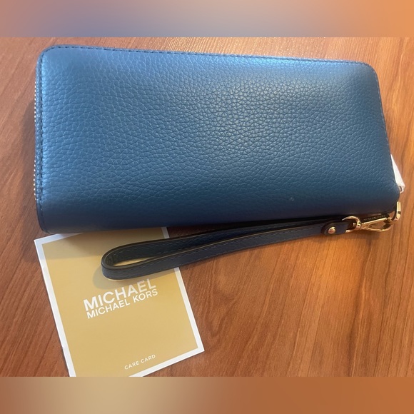 Michael Kors Wallet - Picture 8 of 16